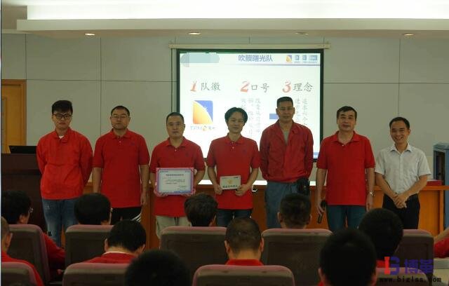 博革咨詢顧問(wèn)熊老師為獲獎(jiǎng)?wù)哳C獎(jiǎng) 博革咨詢顧問(wèn)熊老師為獲獎(jiǎng)?wù)哳C獎(jiǎng)